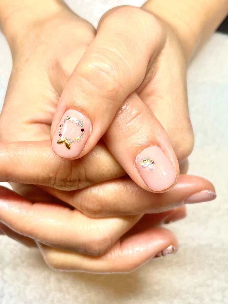 ここはイタリア🇮🇹クリスマスツリーは年越しも飾ってあるし、ツリーを片付けるのは1月6日を過ぎてからが普通なのです👍🎄✨
だからね、もっとキラキラ遊んでもいんじゃないかなって思うんです😊✨一年に一度のお祝いの日ですし、一年間の締めと始まりに見合うネイルをしていても良いのではないでしょうか🌸

という私は、自分でネイルアートできるのに、アートは反利き手だけに抑えて、今年はシミ取りレーザー治療を受けようと思ったんですよね。それで、お客様にも経験のある方にはおすすめの整形美容外科を紹介してもらったりして、２つのクリニックにコンタクトとってみたのです。およそのお値段が知りたくて。と言うのも、私の場合、シミの数がめっちゃくちゃ多いから、きっとレーザー打ち放題の定額コースになるのだと思うからなんです。

それで、Mクリニックは来て見せてもらわないとわからない、と言うわけです。それもそうだ、と思ったのですが、面倒だし、それで初診料とられるのだから嫌でしょ？
そしたらCクリニックは写真を送ってくださいと返事をくれました。これは親切だなと思って早速右がわと左側の顔写真を撮って送ると、返事がなかなかこない。どうにかなったかと思ったら、やっと先日返事が来て、シミの数が多いから、500€＋税だと言われました！

日本円に直せばまあまあ高いけど、何年も前にシミ取り放題をした方も同じ値段を言っていたのを思い出して、良い値段では？！と思ったのですが、いざやるとなると勇気がいる。顔真っ赤っかになるのかなーとか、この顔にそんなお金かける必要あるのだろうかとか。
で、ちょっと悩んでやろう‼️って決めました！予約を取ろうとしたら、今度はいっぱいで夜8時からなら1日だけ空いてるって言われたんです。いやー。夜8時。翌日まだ子供を学校に送らなきゃいけないし、無理ですな。と思って来年に改めて予約する事にしました🌸

なんか色々悩んで決心したのに、来年に持ち越しなんてやだなーって思ったんですけど、大事なことは、落ち着いてしっかりやった方がいいなとも思って、平常心に戻りました‼️

師走、いろいろ年内に詰め込んでやったり、降りかかってきてやらねばならぬ事が増えたり、忙しいですよね❗️でも健康第一、事故のないようにして、クリスマスと年末年始をみんなが穏やかに過ごせる事を願っています😊❤️🌸